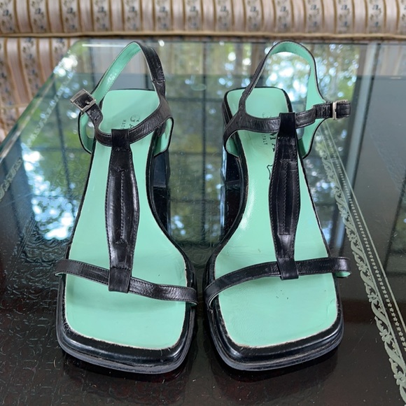 👠 - Picture 2 of 5